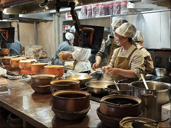  贾国龙新品牌亮相，北京798艺术区砂锅焖面店火爆开业；排队现象持续，西北风味引食客追捧。 新闻 贾国龙新品牌亮相，北京798艺术区砂锅焖面店火爆开业；排队现象持续，西北风味引食客追捧。 新闻