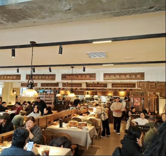  贾国龙新品牌亮相，北京798艺术区砂锅焖面店火爆开业；排队现象持续，西北风味引食客追捧。 新闻 贾国龙新品牌亮相，北京798艺术区砂锅焖面店火爆开业；排队现象持续，西北风味引食客追捧。 新闻