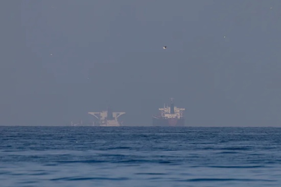  波斯湾局势升级：特朗普最后通牒引发连锁危机，能源通道面临严峻考验。 新闻