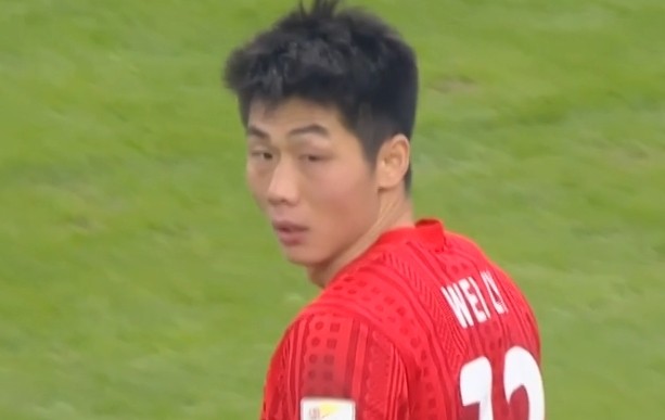  国足集训突发变故；上海海港后卫魏震眼部受伤缺席；球队及时调整人员补充。 体育新闻