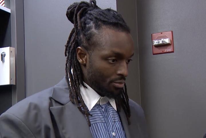  赛场隐患揭秘：职业球员腿部异响背后的风险评估 体育新闻