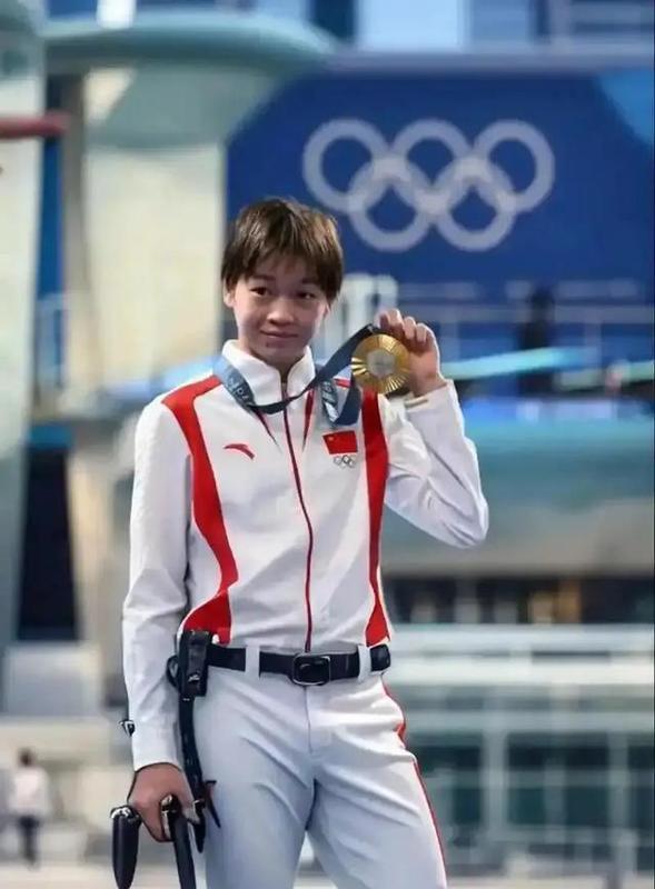  舆论重压下的挣扎——白岩松以温情重构公众关怀 情感心理