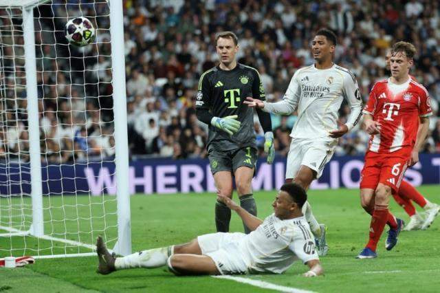  皇马困局：三年沉疴难愈，安联客战前路几何。 体育新闻