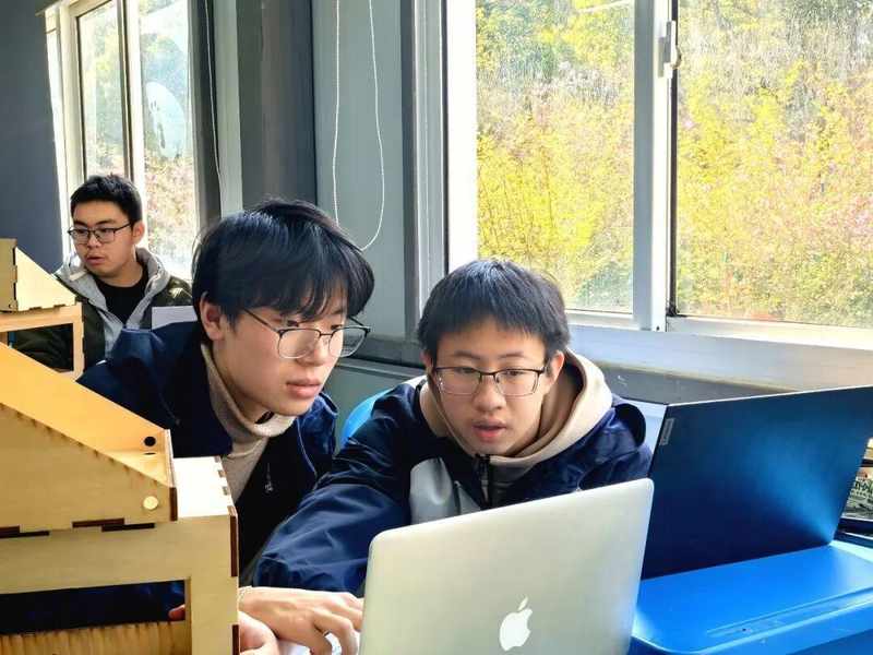 当96个年轻人聚在一起造智能小车，我看到了热爱最纯粹的样子