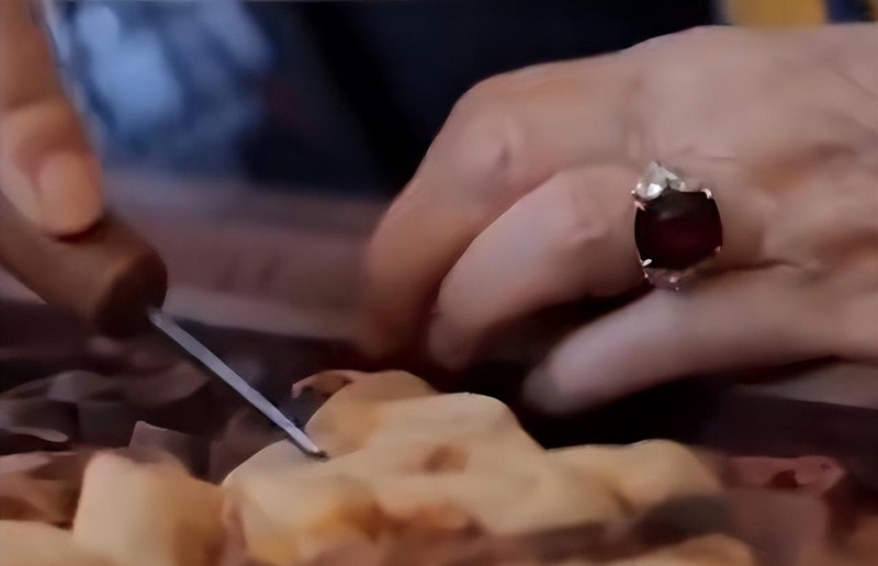  陈丽华的收藏哲学：从1350万帝王绿到紫檀故宫的资产配置逻辑 新闻