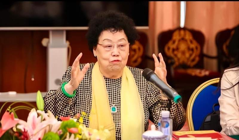  陈丽华的收藏哲学：从1350万帝王绿到紫檀故宫的资产配置逻辑 新闻