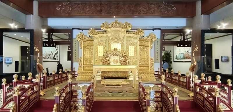  陈丽华的收藏哲学：从1350万帝王绿到紫檀故宫的资产配置逻辑 新闻