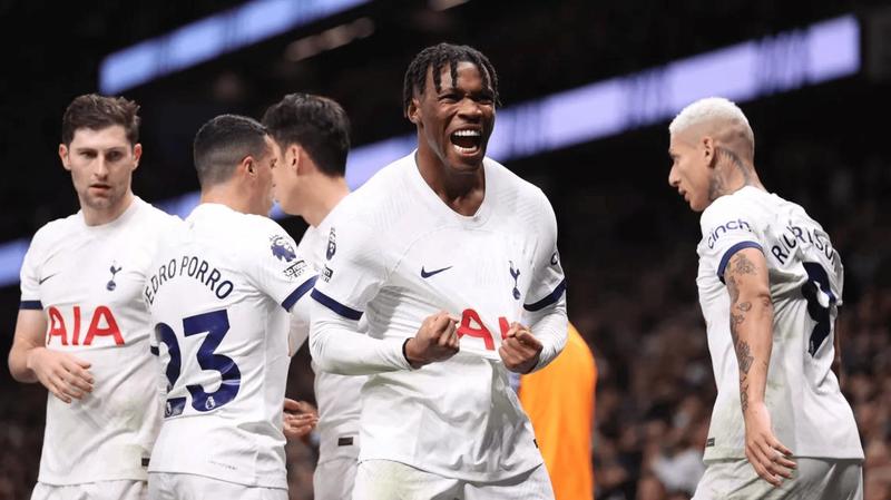  当队长选择离开，一支老牌豪门如何走出低谷：曼联这个夏天的故事 体育新闻