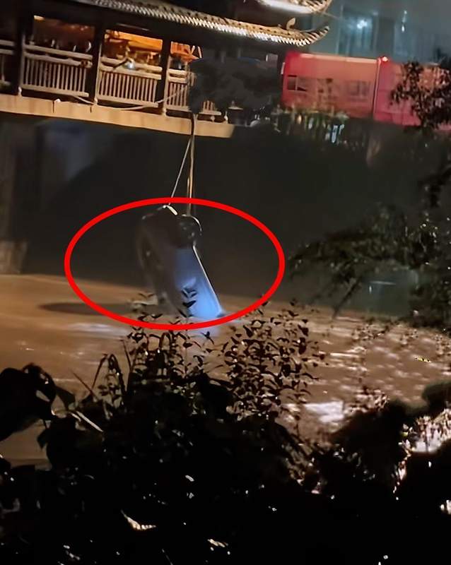 【技术解析】福建汀宁桥坠河事故车辆轨迹异常：五大关键维度深度推演