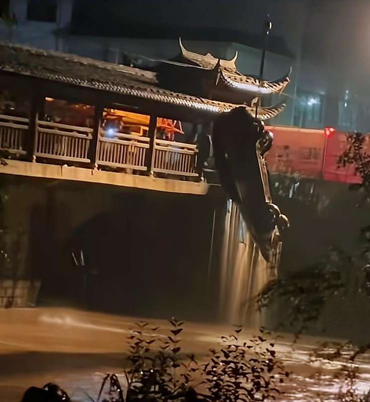  【技术解析】福建汀宁桥坠河事故车辆轨迹异常：五大关键维度深度推演 汽车科技